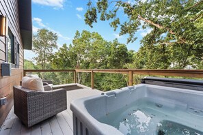 Private spa tub - The Constellations - Romantic Cabins (Omaha)