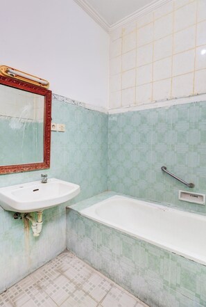 Deluxe-Doppelzimmer | Badezimmer | Dusche, Handtücher, Seife, Shampoo