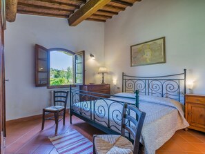 7 bedrooms, travel cot, free WiFi