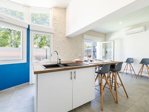 Private kitchen - Lovely apartment for 6 people with WIFI, A/C, TV and terrace (Les Mathes)