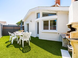 Outdoor dining - Lovely apartment for 6 people with WIFI, A/C, TV and terrace (Les Mathes)