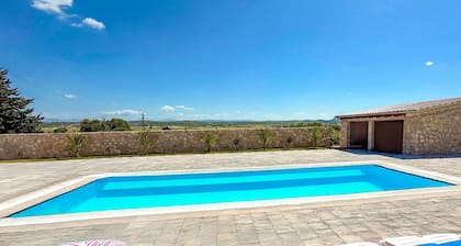 Bel appartement pour 4 personnes avec piscine, WIFI, climatisation, TV, terrasse et parking