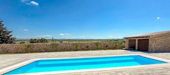Joli appartement pour 4 personnes avec piscine, climatisation, WIFI, TV, terrasse et parking