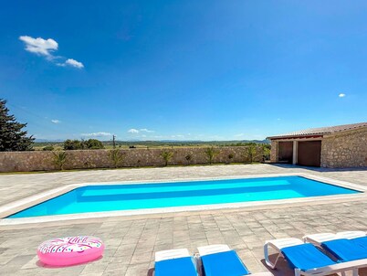 Nice apartment for 4 guests with A/C, WIFI, pool, TV and terrace