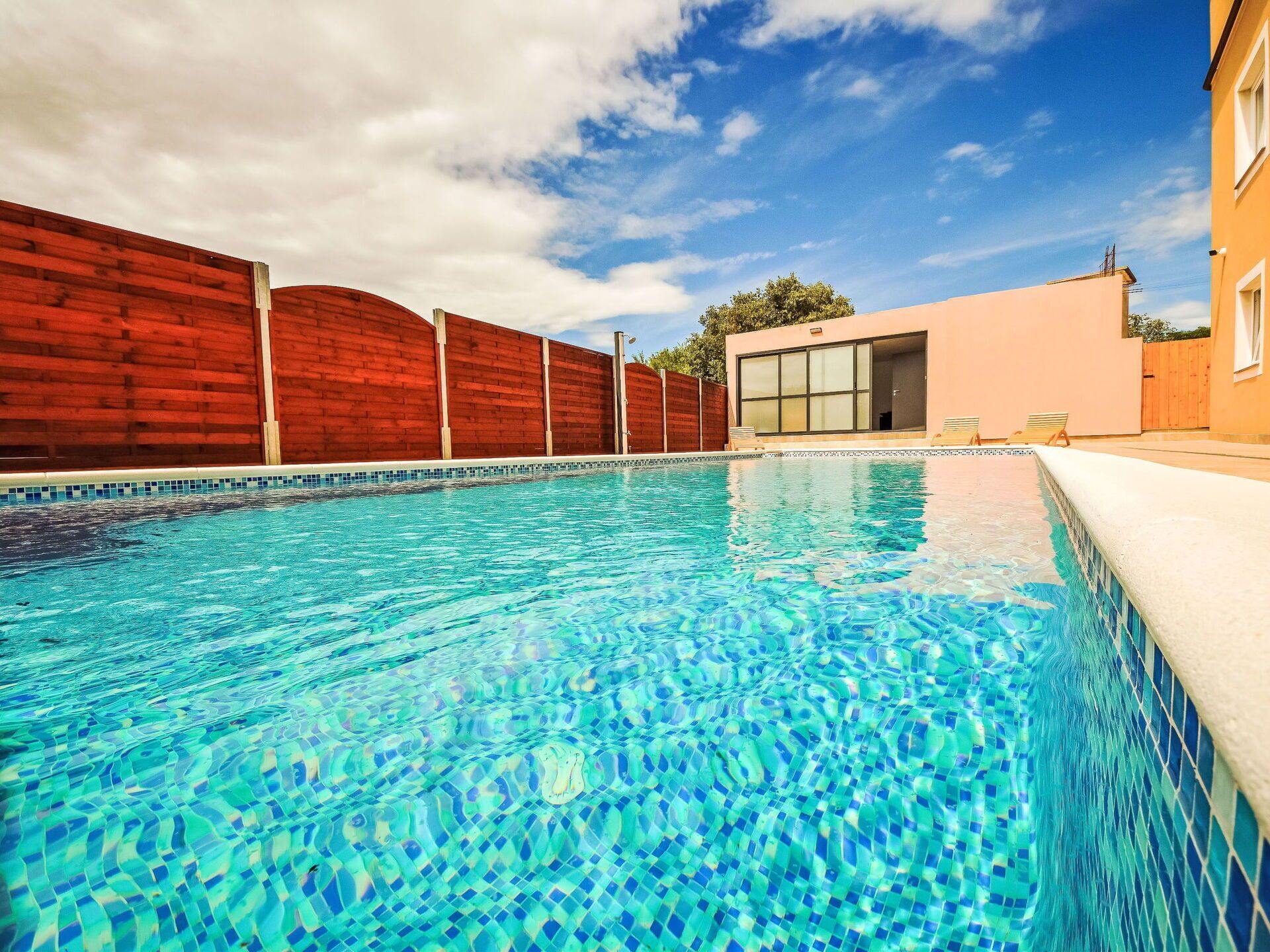 L'Eau, Nuage, Ciel, Piscine, Plante, Rectangle, Mobilier De Jardin, Arbre, Ombre, Loisir