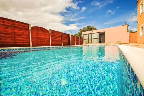 L'Eau, Nuage, Ciel, Piscine, Plante, Rectangle, Mobilier De Jardin, Arbre, Ombre, Loisir