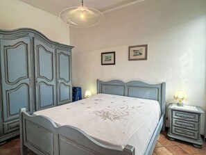 1 Schlafzimmer, Reisekinderbett, Bettwäsche