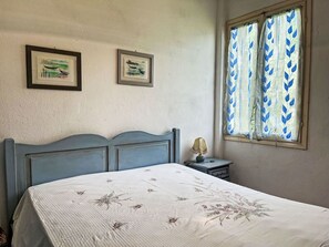 1 bedroom, travel crib, bed sheets