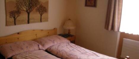 2 bedrooms, travel crib, bed sheets