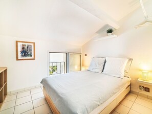 Travel cot, free WiFi, bed sheets