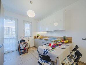 Micro-ondes, four, lave-vaisselle, chaise haute