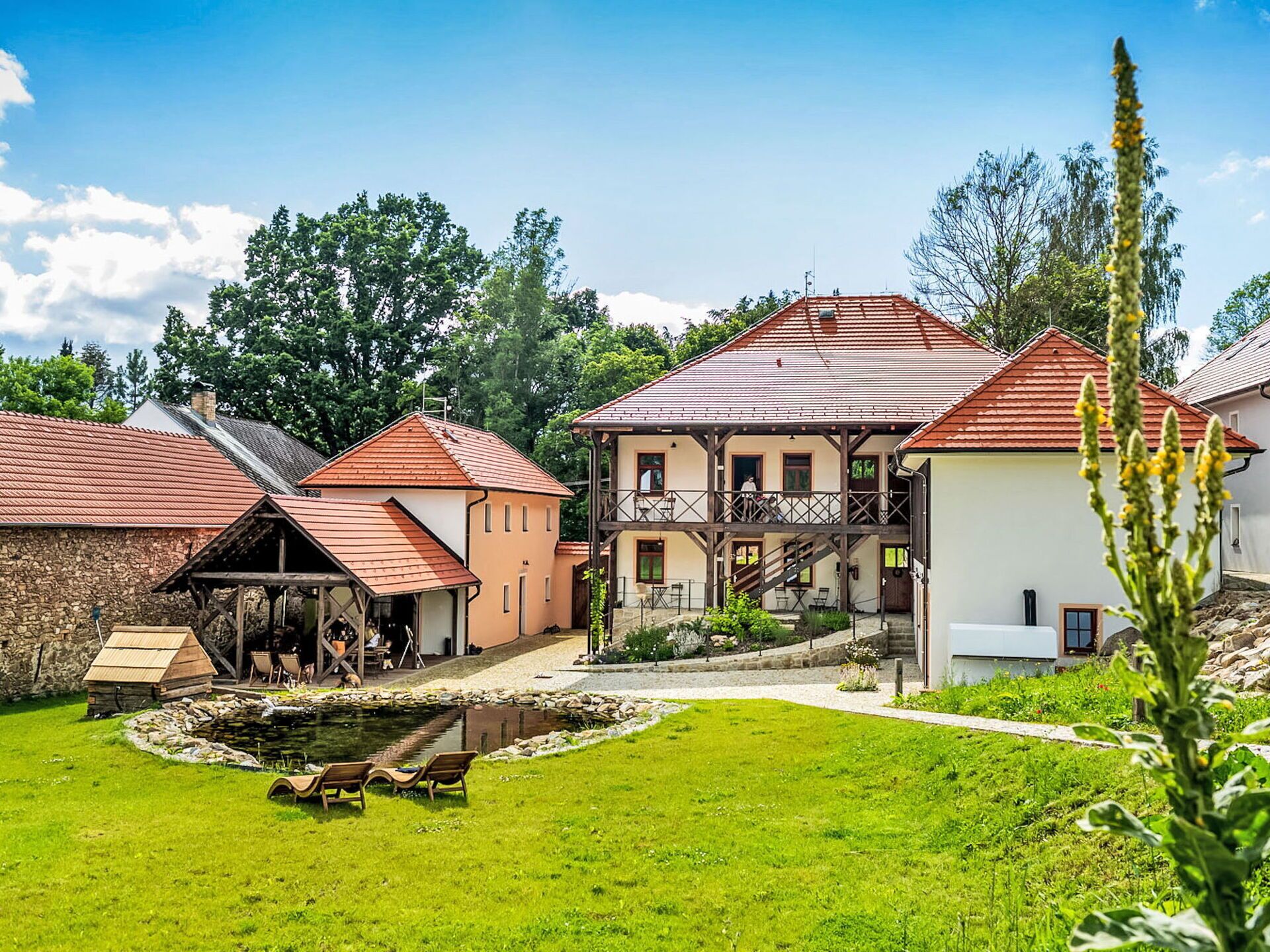 Pflanze, Himmel, Gebäude, Eigentum, Wolke, Fenster, Natur, Baum, Grundstueck, Haus