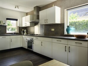 Microwave, oven, dishwasher, high chair - Stunning private villa for 18 people with pool, WIFI, TV, terrace and pets allowed (Vlagtwedde)