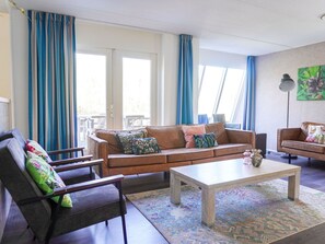 TV - Stunning private villa for 18 people with pool, WIFI, TV, terrace and pets allowed (Vlagtwedde)