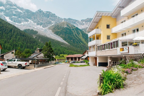 Ciel, Nuage, Montagne, Bâtiment, Propriété, Plante, Fenêtre, Roue, Voiture, Maison
