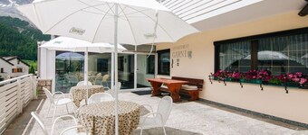Cosy apartment for 4 guests with WIFI, TV, terrace, pets allowed, panoramic view and parking