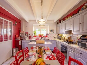 Mikroaaltouuni, astianpesukone, leivänpaahdin, syöttötuoli