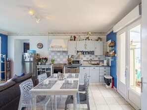 Mikrowelle, Geschirrspüler, Toaster, Hochstuhl