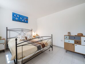 2 bedrooms, travel crib - Wonderful private villa for 4 guests with A/C, TV and terrace (Quartu Sant'elena)