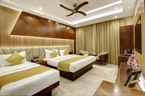 Tremannsrom – luksus, byutsikt | Skrivebord, skrivebord for bærbar PC, blendingsgardiner og lydisolert