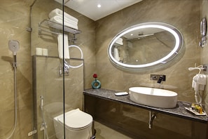 Premier Twin Room, City View | Bathroom | Shower, free toiletries, hair dryer, slippers