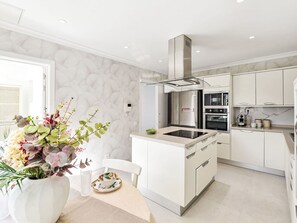 Four à micro-ondes, un four, lave-vaisselle, grille-pain