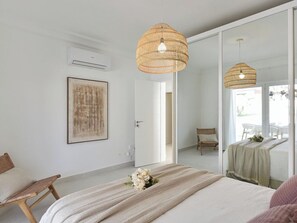 4 chambres, fer et planche à repasser, lit de bébé portatif