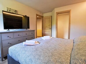 2 bedrooms, travel crib, free WiFi