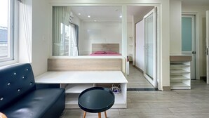 Comfort Apartment, 1 Bedroom | Meja, ruang kerja komputer riba, Wi-fi percuma 