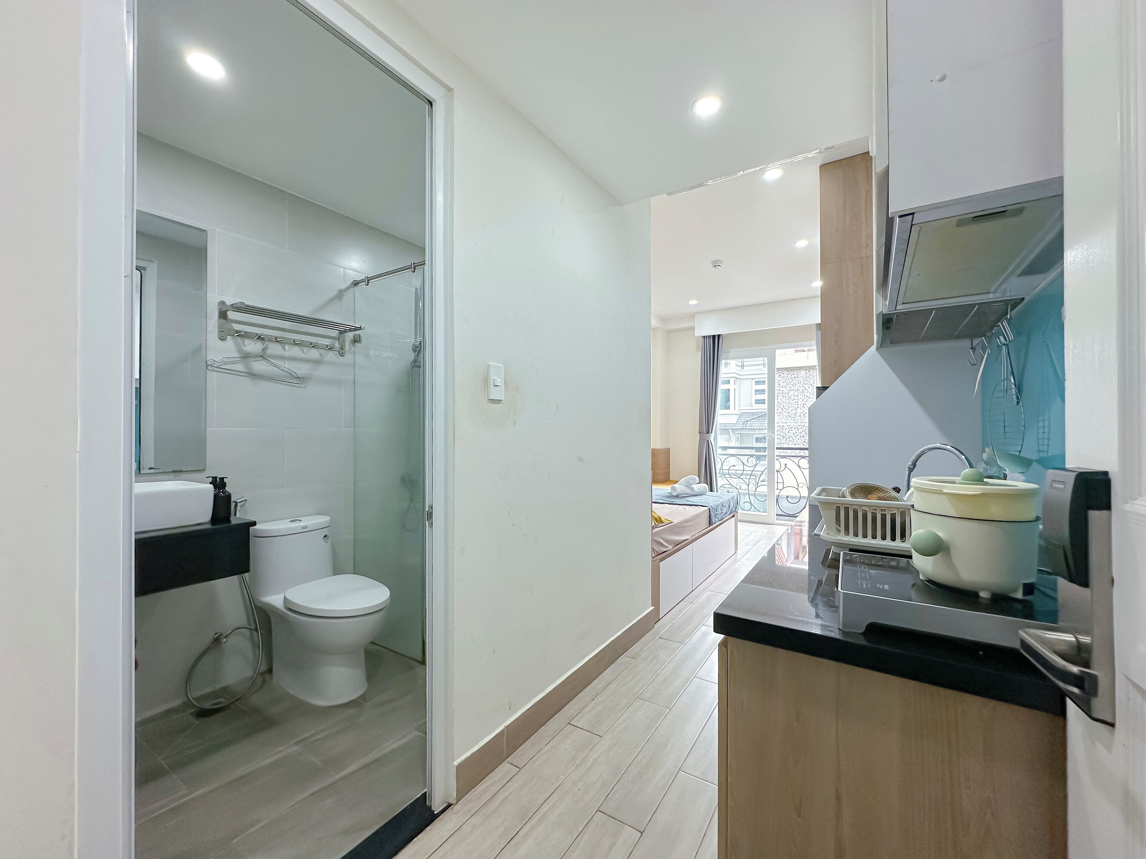 Studio tiện nghi đơn giản, 1 giường đôi, ban công | Bếp riêng | Tủ lạnh, bếp nấu, ấm điện, dụng cụ nấu nướng/bát dĩa/dao nĩa 