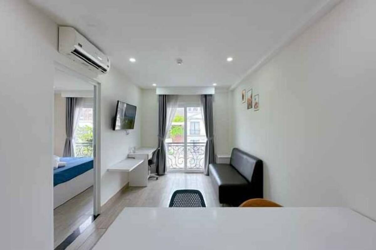 Desk, laptop workspace, free WiFi