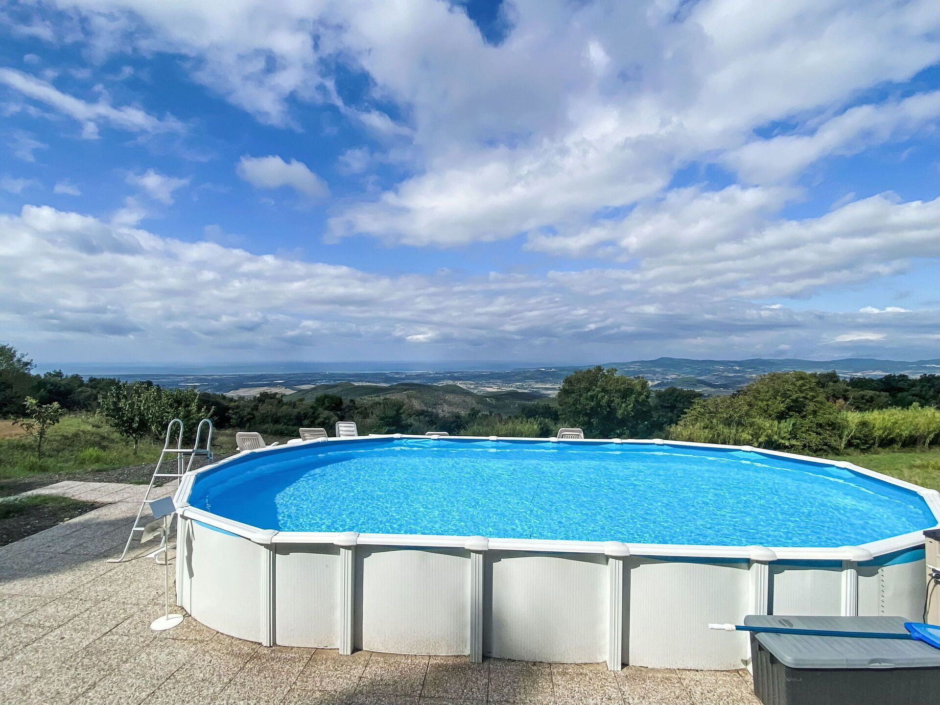 Ein überirdischer Pool mit Blick auf die Landschaft.