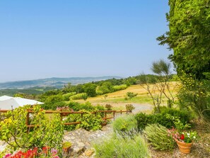 Property grounds - Cosy apartment for 10 people with pool, WIFI, TV, terrace, pets allowed and panoramic view (Castellina Marittima)