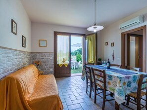Dining - Nice apartment for 17 people with A/C, WIFI, pool, TV, patio, pets allowed and panoramic view (Castellina Marittima)