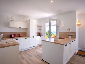 Ofen, Geschirrspüler, Hochstuhl