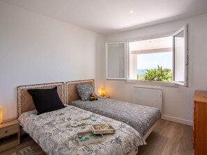 3 slaapkamers, reisbedje, wifi (toeslag), beddengoed