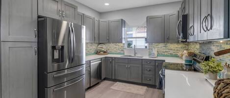 Réfrigérateur, micro-ondes, four, plaque de cuisson