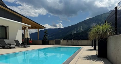 Schönes alleinstehendes Ferienhaus mit W-LAN, Pool, TV, Innenhof, Panoramablick und Parkplatz