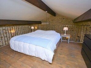 2 bedrooms, travel crib, free WiFi