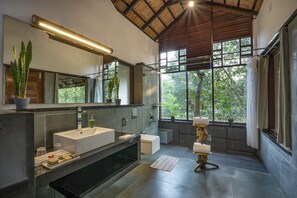 Superior-Suite, Balkon, Gartenblick | Badezimmer