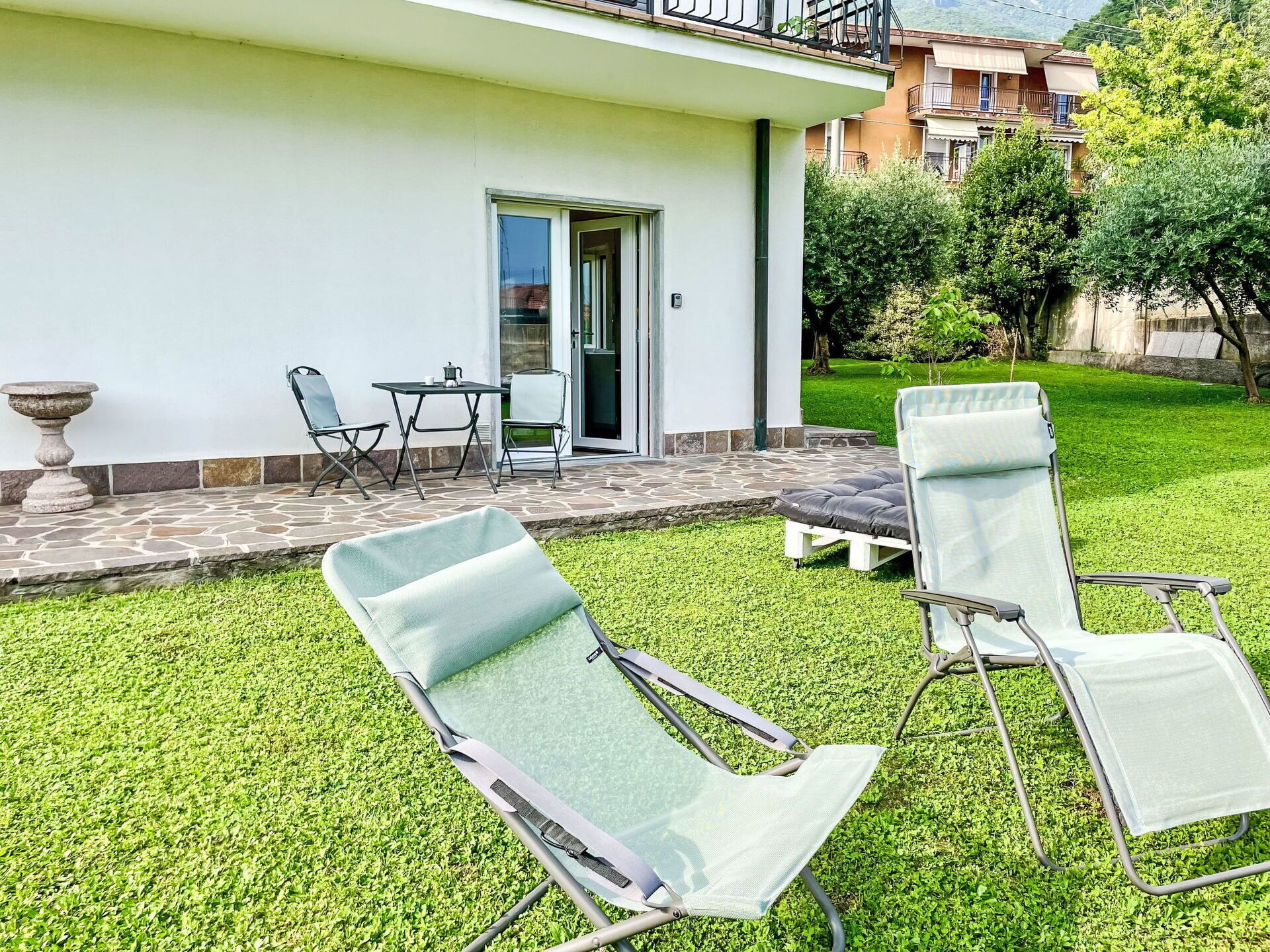 Meubles, Plante, Vert, Fenêtre, Ombre, Bâtiment, Mobilier De Jardin, Lot Terre, Herbe, Design Intérieur