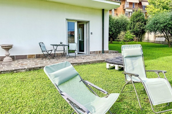 Möbel, Pflanze, Grün, Fenster, Schatten, Gebäude, Gartenmöbel, Grundstueck, Gras, Interior Design