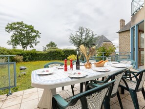 Outdoor dining - Wonderful private villa for 13 people with WIFI, TV and terrace (Cancale)