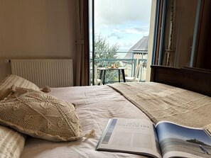 6 bedrooms, travel crib, free WiFi, bed sheets