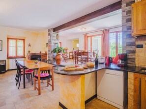 Dining - Beautiful private villa for 14 people with WIFI, TV and patio (Castiglione Chiavarese)