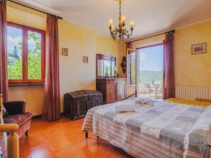 7 bedrooms, travel crib, free WiFi - Beautiful private villa for 14 people with WIFI, TV and patio (Castiglione Chiavarese)