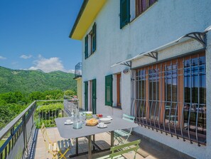Outdoor dining - Beautiful private villa for 14 people with WIFI, TV and patio (Castiglione Chiavarese)