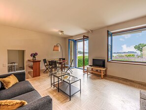 Een televisie en een open haard