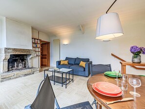 TV, fireplace