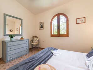 3 chambres, fer et planche à repasser